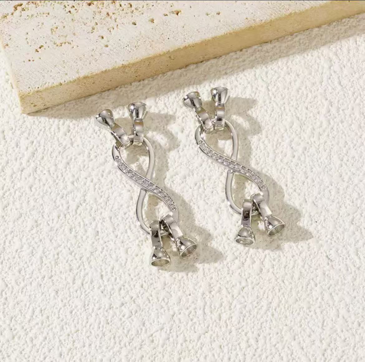 GA 18K gold-plated white gold finish, silver chain, and pearl necklace clasp.