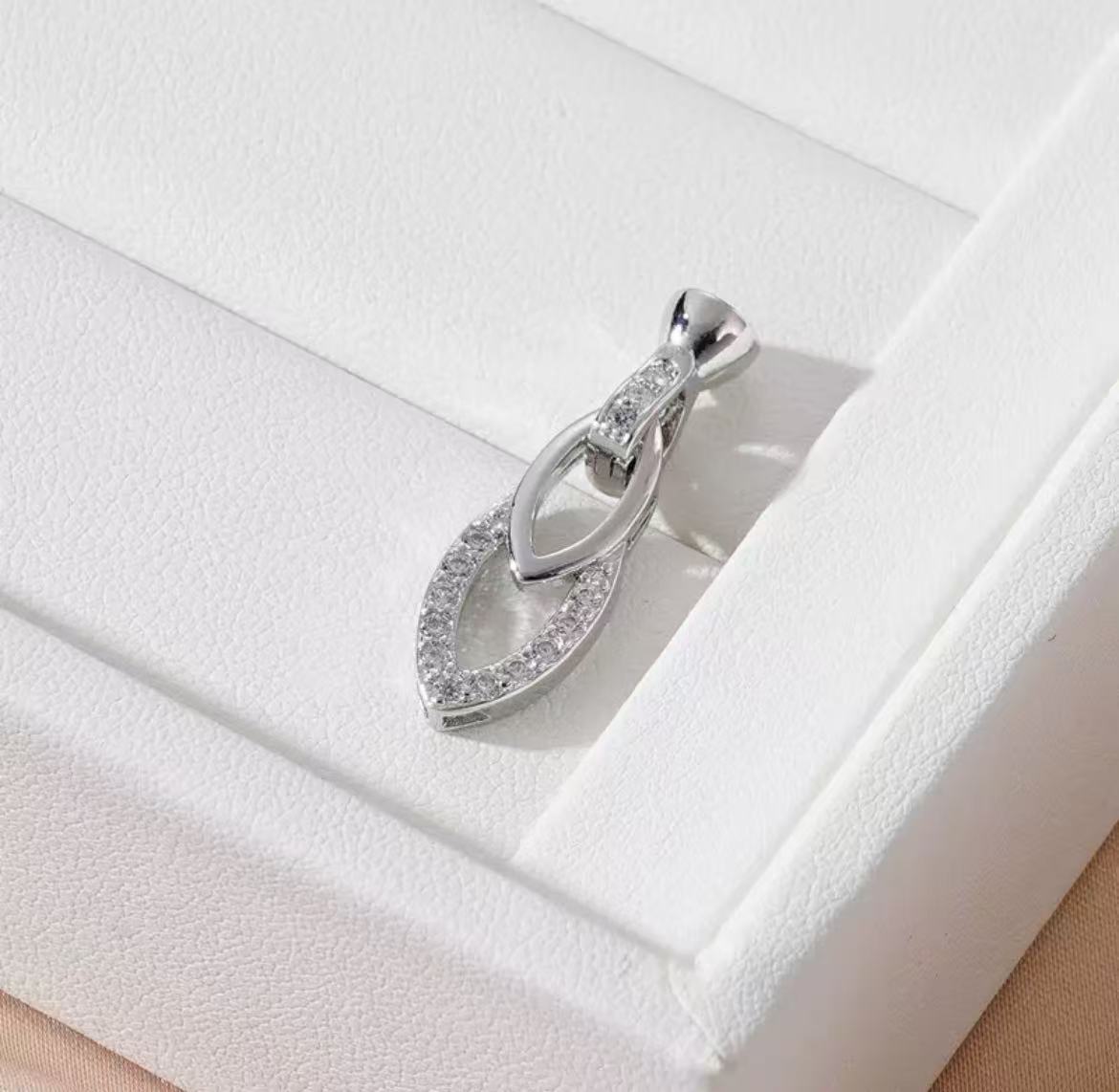 GA 18K gold-plated white gold finish, silver chain, and pearl necklace clasp.