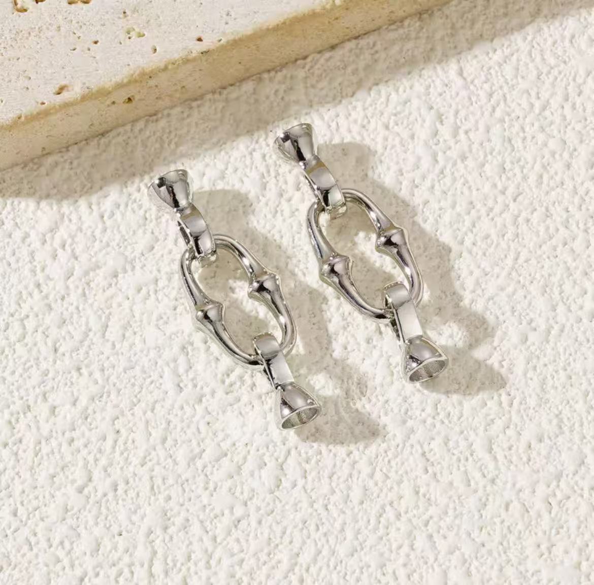 GA 18K gold-plated white gold finish, silver chain, and pearl necklace clasp.
