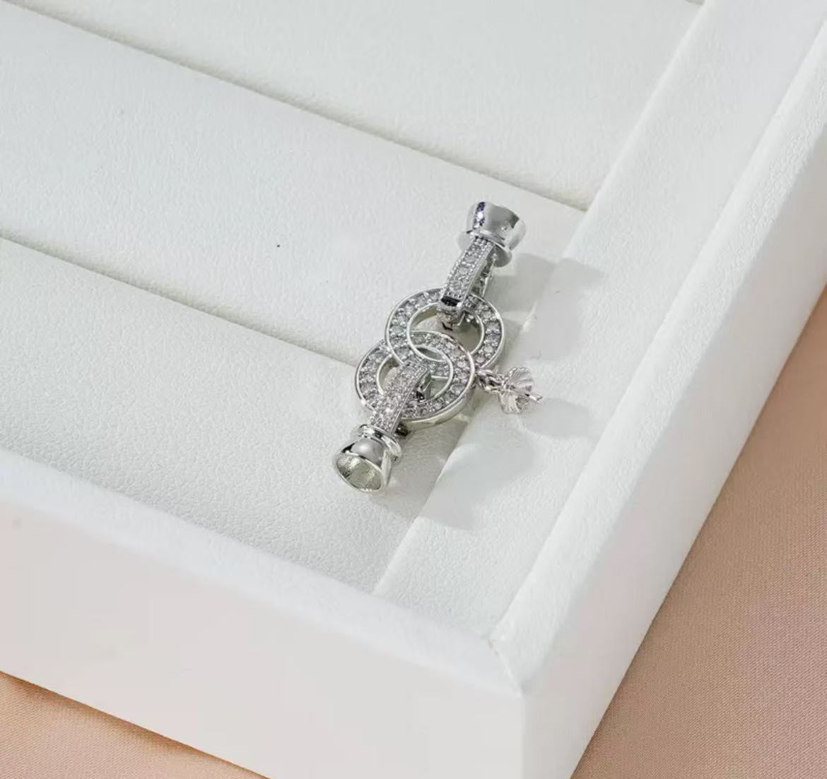 GA 18K gold-plated white gold finish, silver chain, and pearl necklace clasp.