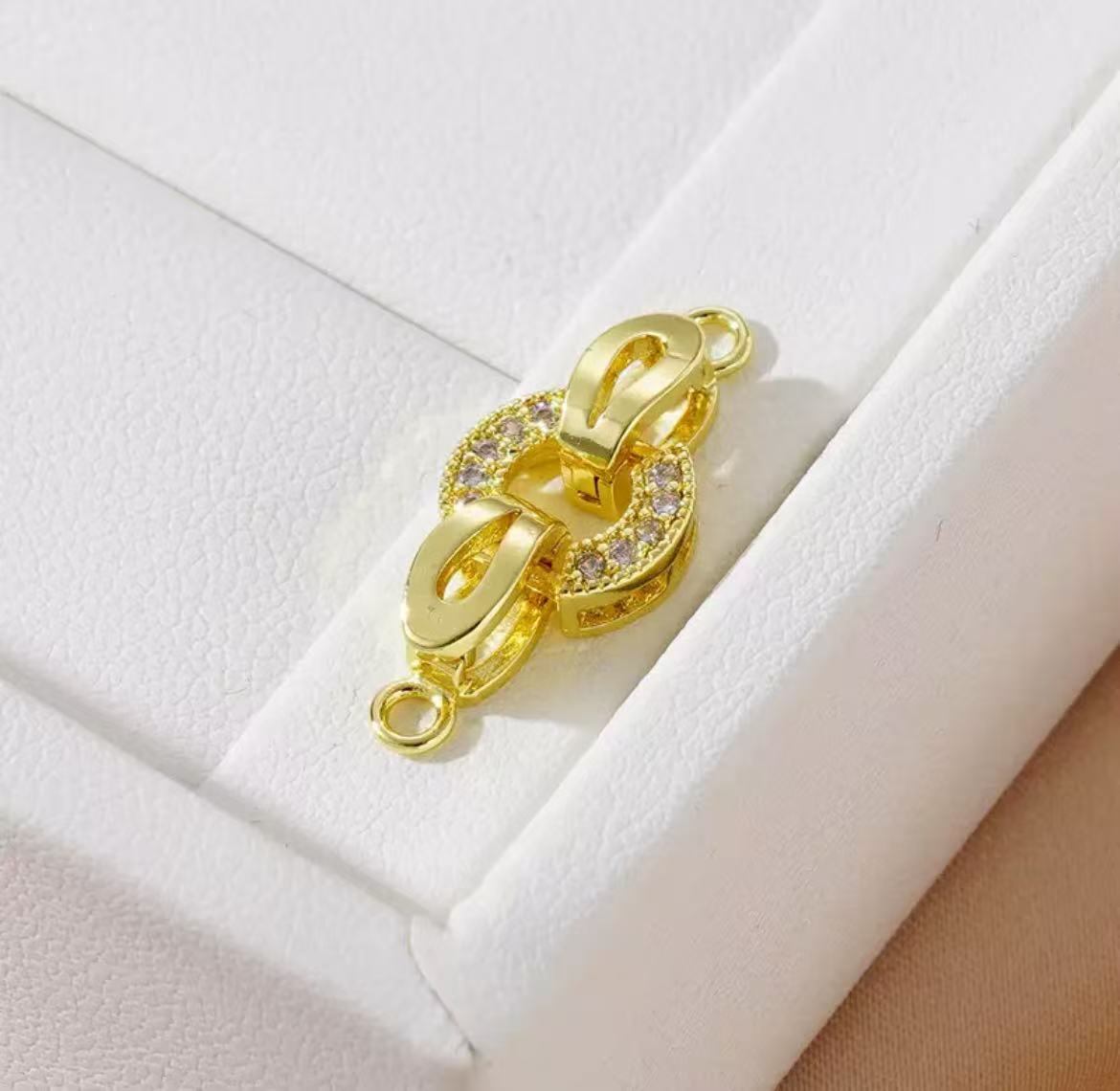 GA 18K gold-plated white gold finish, silver chain, and pearl necklace clasp.