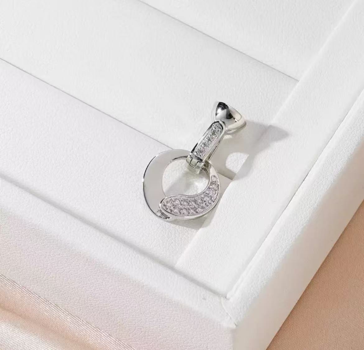 GA 18K gold-plated white gold finish, silver chain, and pearl necklace clasp.