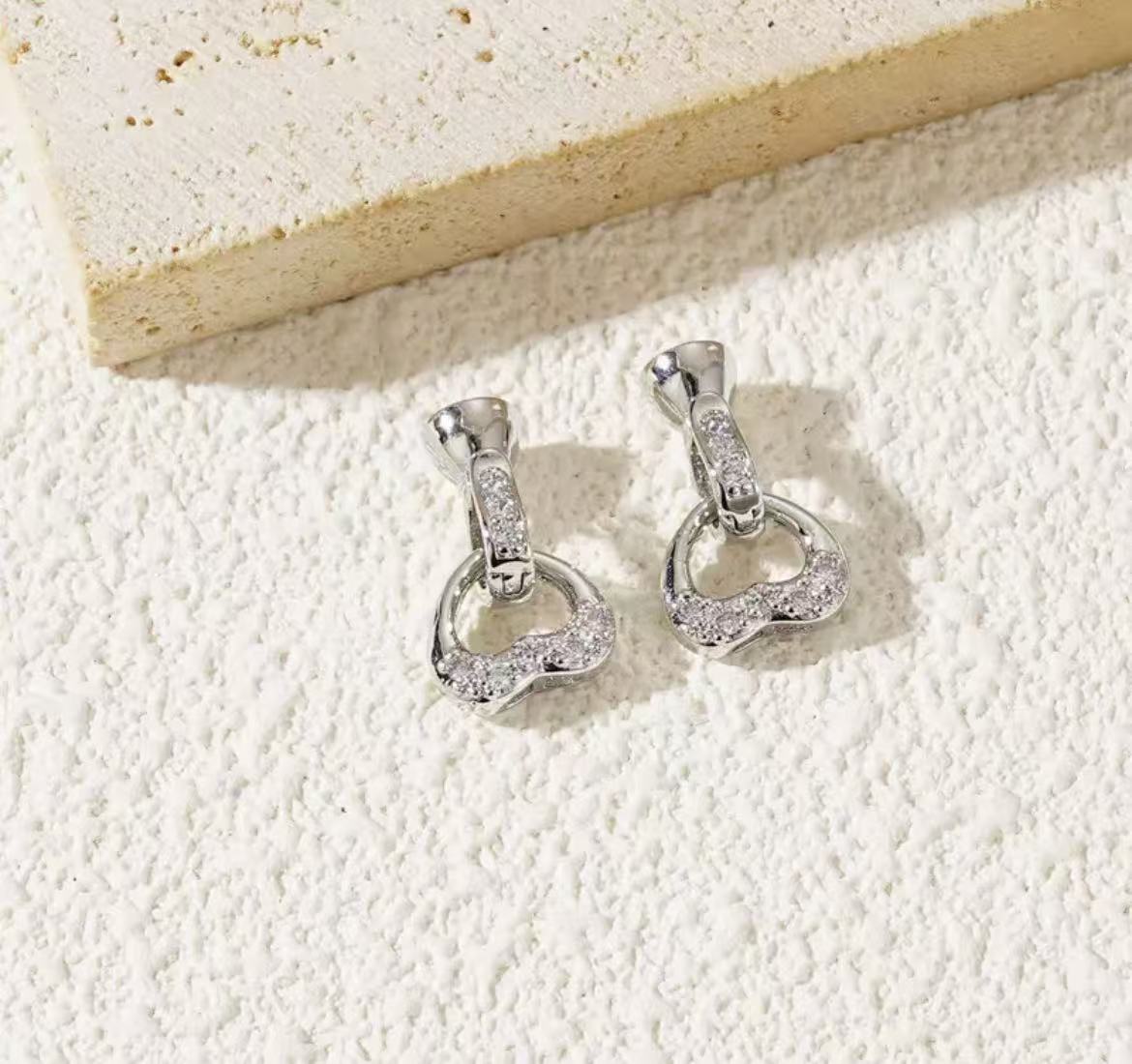 GA 18K gold-plated white gold finish, silver chain, and pearl necklace clasp.