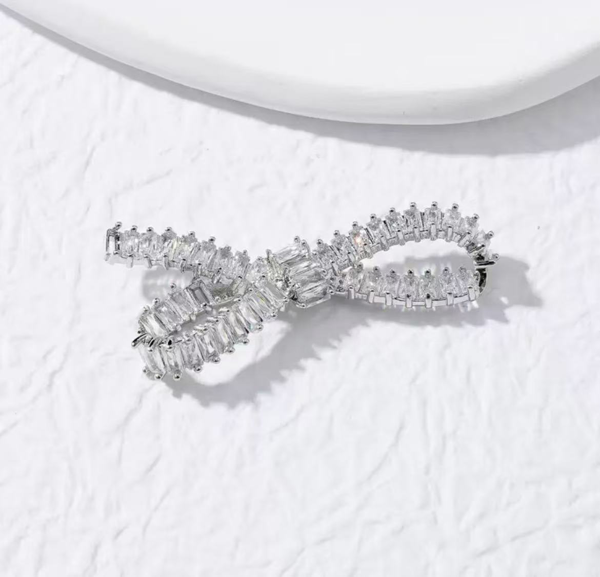 GA 18K gold-plated white gold finish, silver chain, and pearl necklace clasp.
