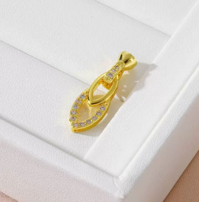 GA 18K gold-plated white gold finish, silver chain, and pearl necklace clasp.