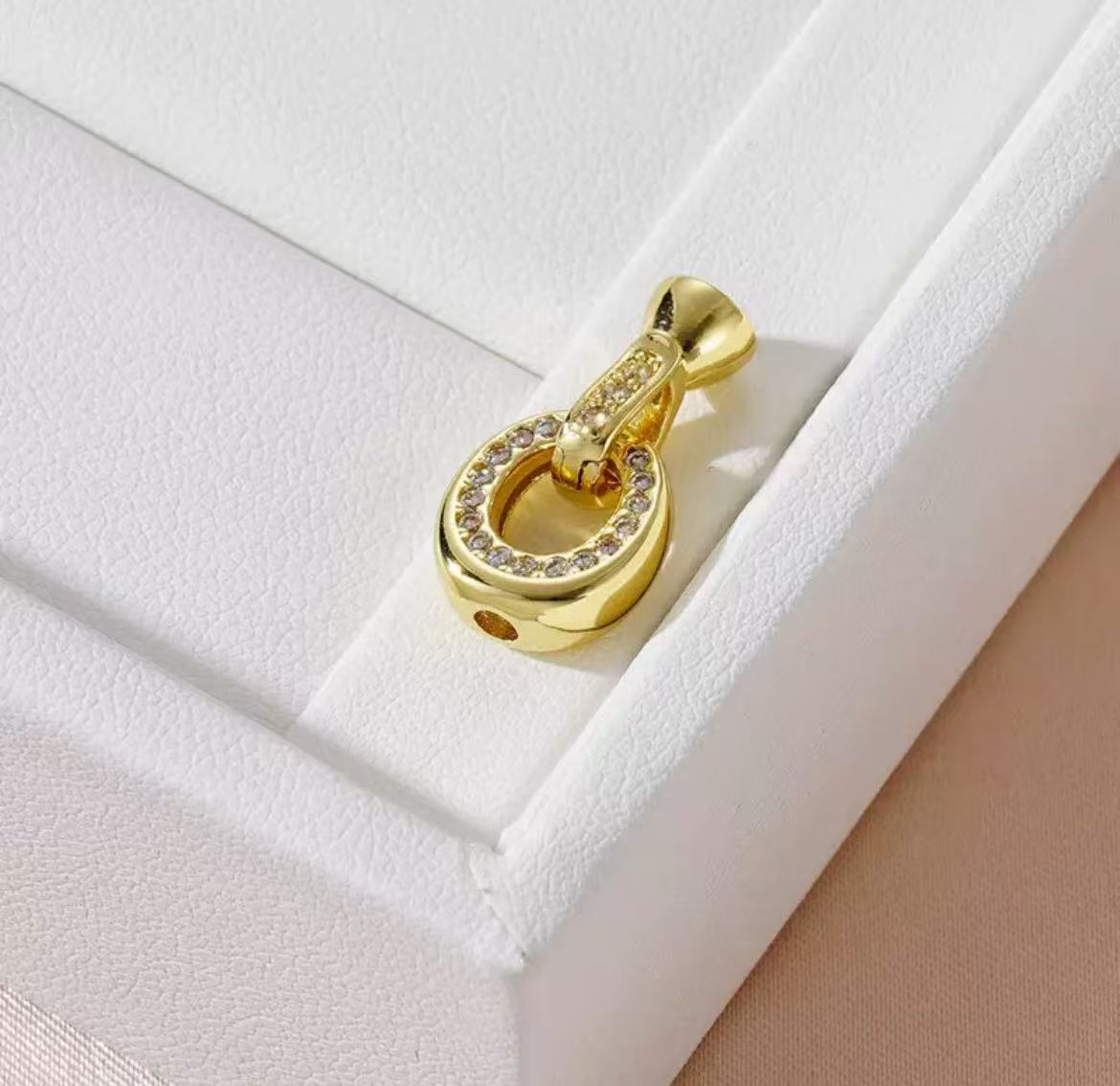 GA 18K gold-plated white gold finish, silver chain, and pearl necklace clasp.