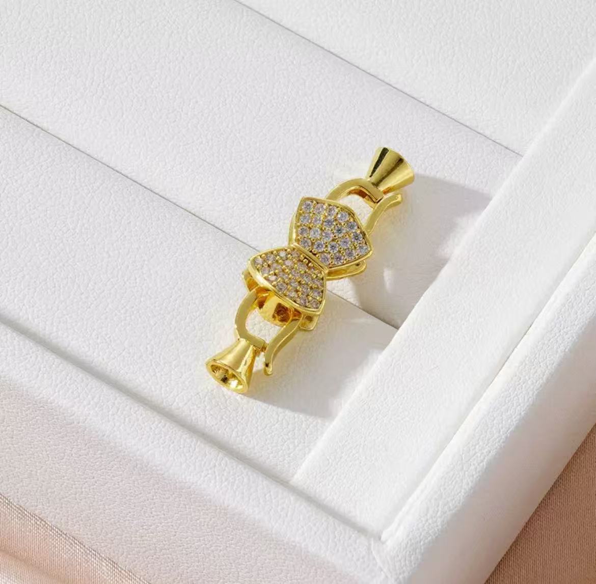 GA 18K gold-plated white gold finish, silver chain, and pearl necklace clasp.