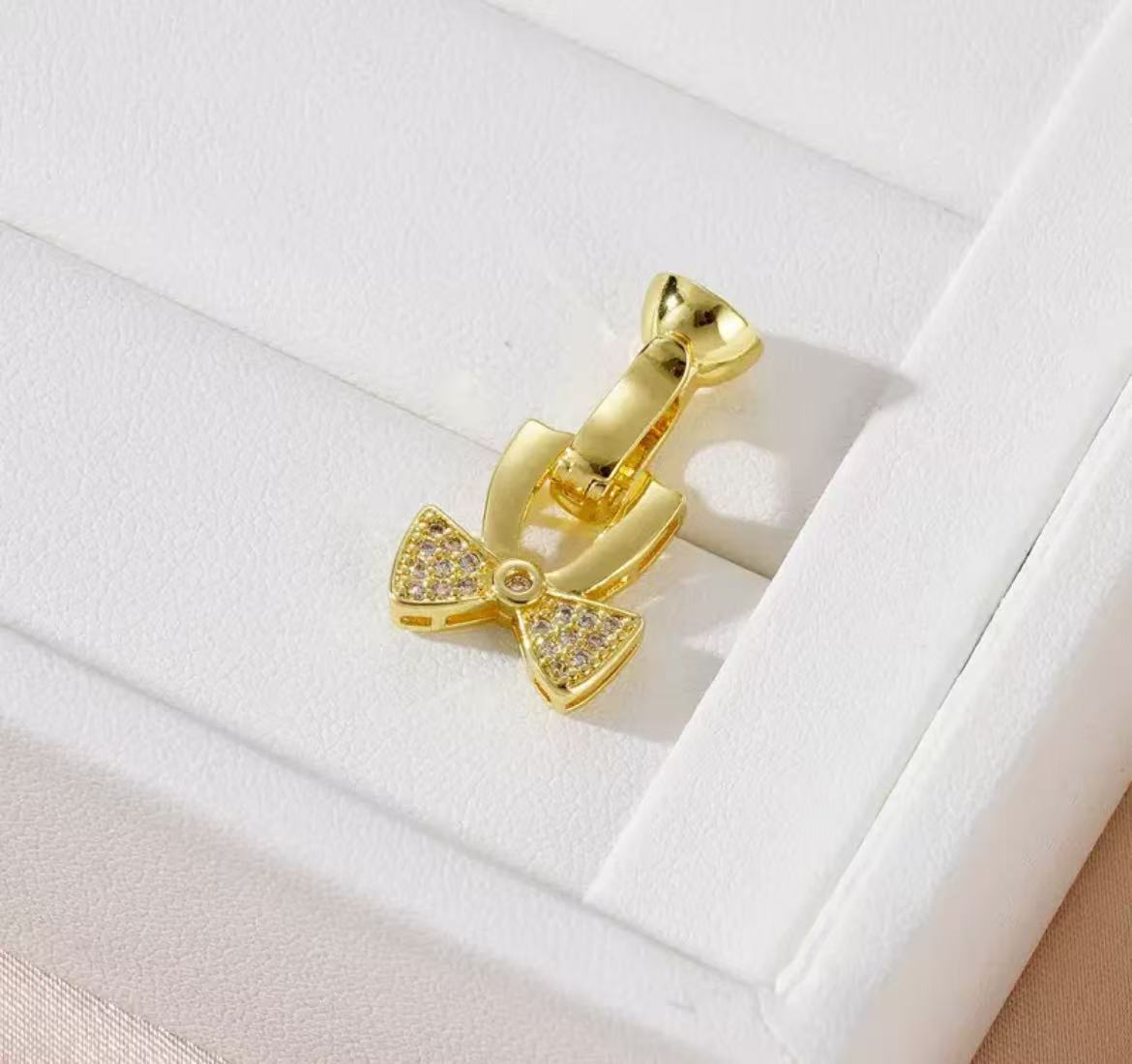 GA 18K gold-plated white gold finish, silver chain, and pearl necklace clasp.
