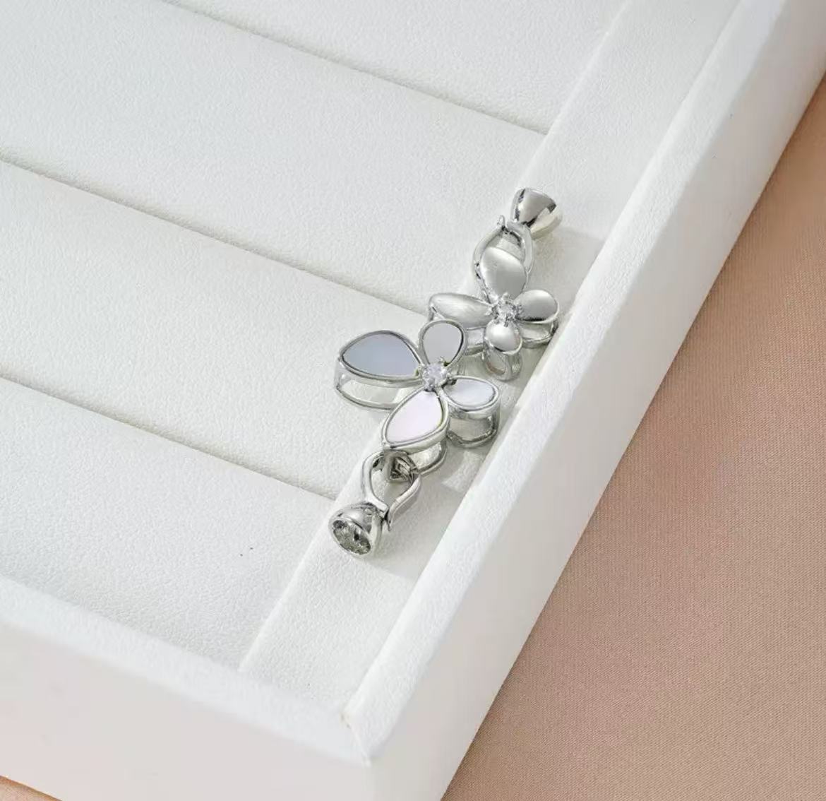 GA 18K gold-plated white gold finish, silver chain, and pearl necklace clasp.