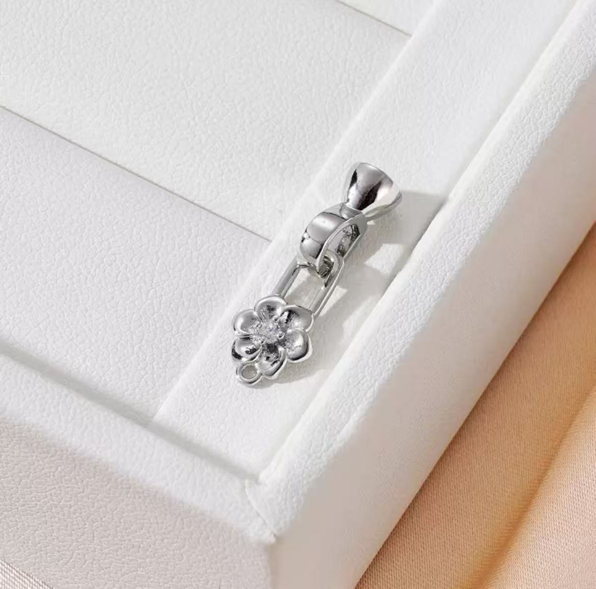 GA 18K gold-plated white gold finish, silver chain, and pearl necklace clasp.