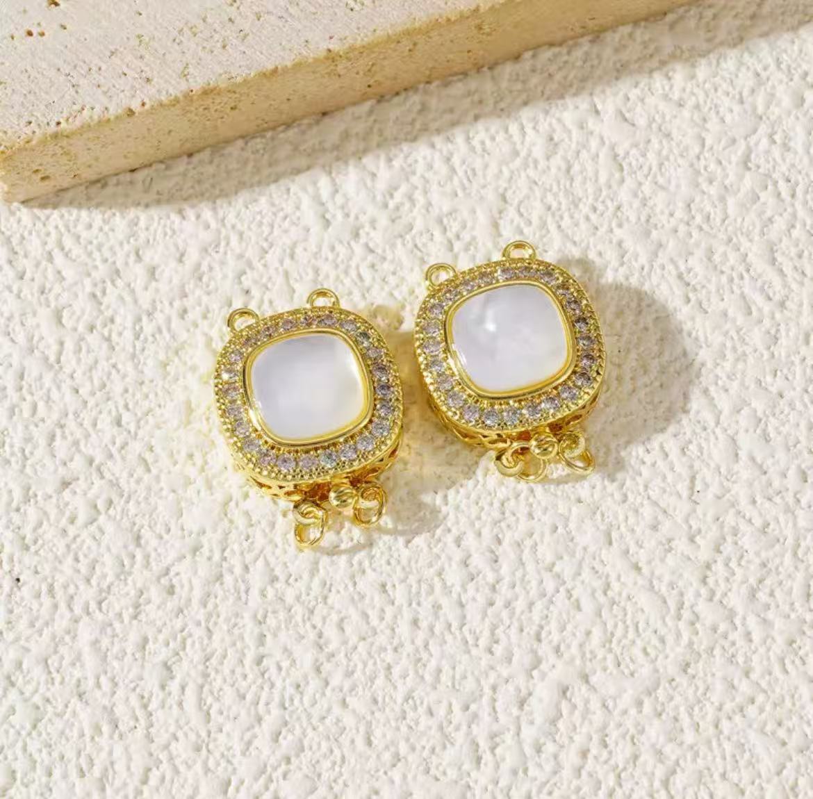GA 18K gold-plated white gold finish, silver chain, and pearl necklace clasp.
