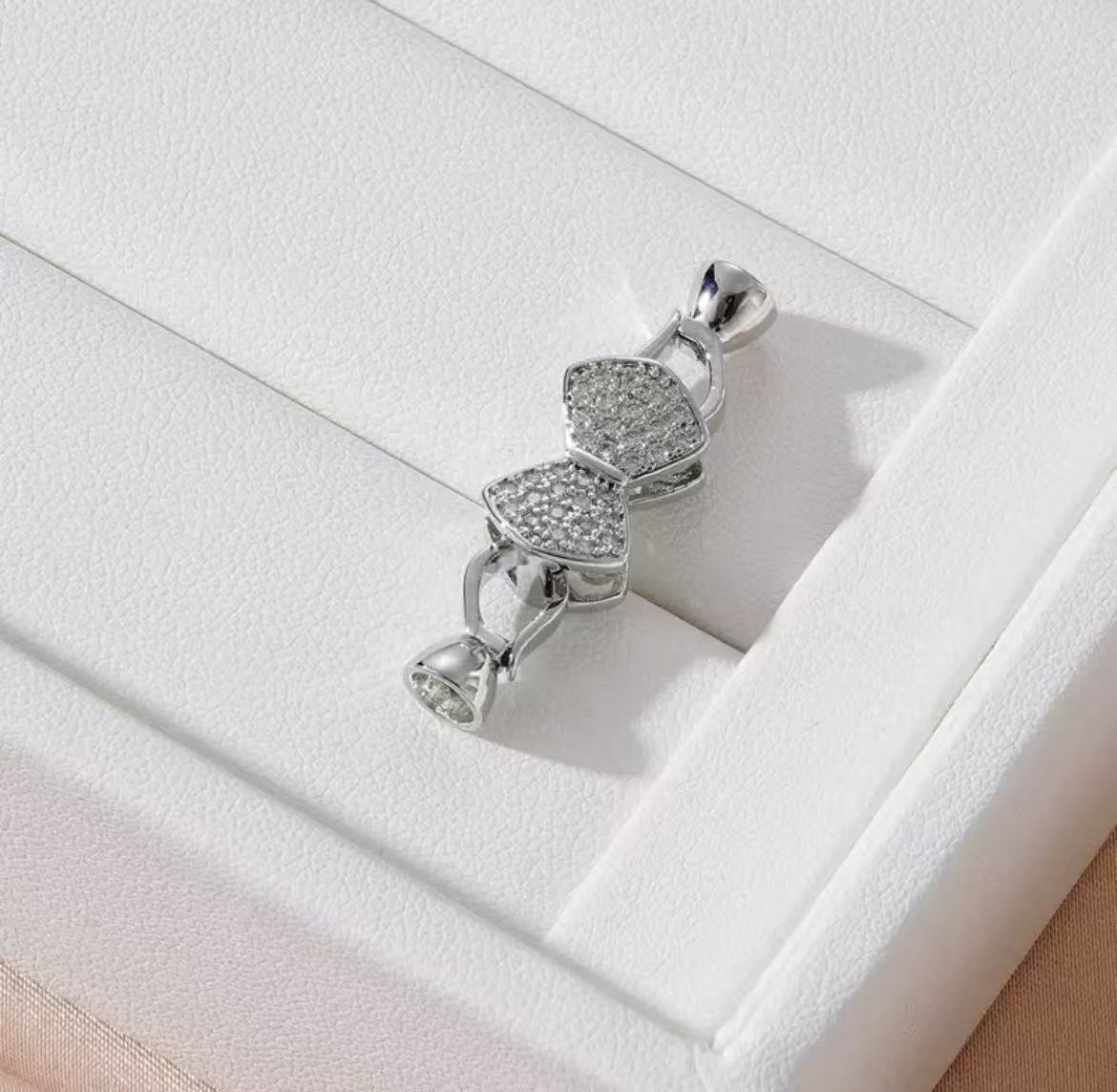 GA 18K gold-plated white gold finish, silver chain, and pearl necklace clasp.