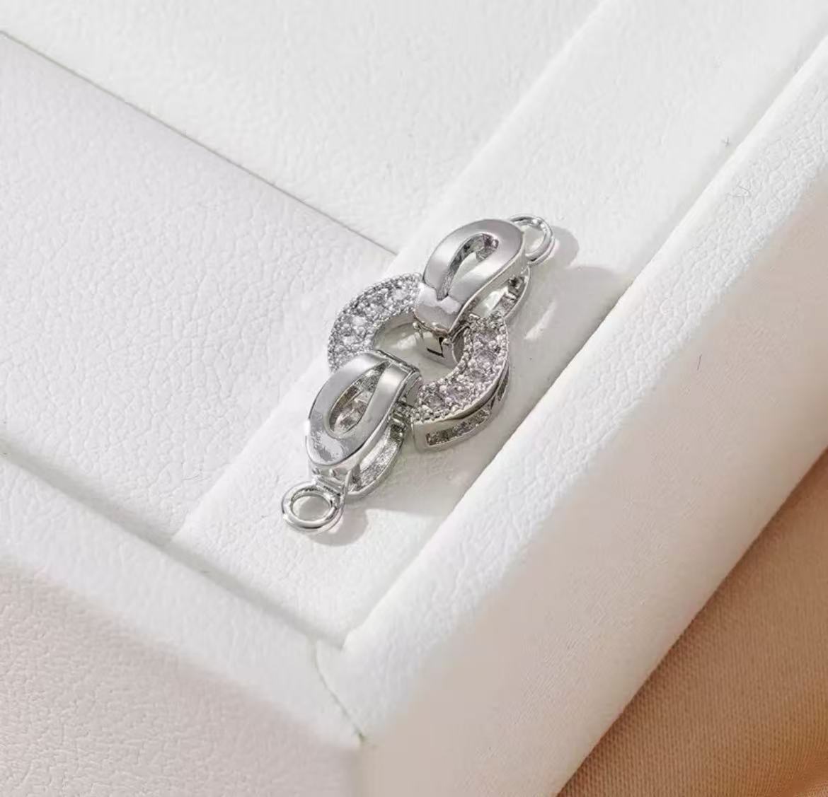 GA 18K gold-plated white gold finish, silver chain, and pearl necklace clasp.