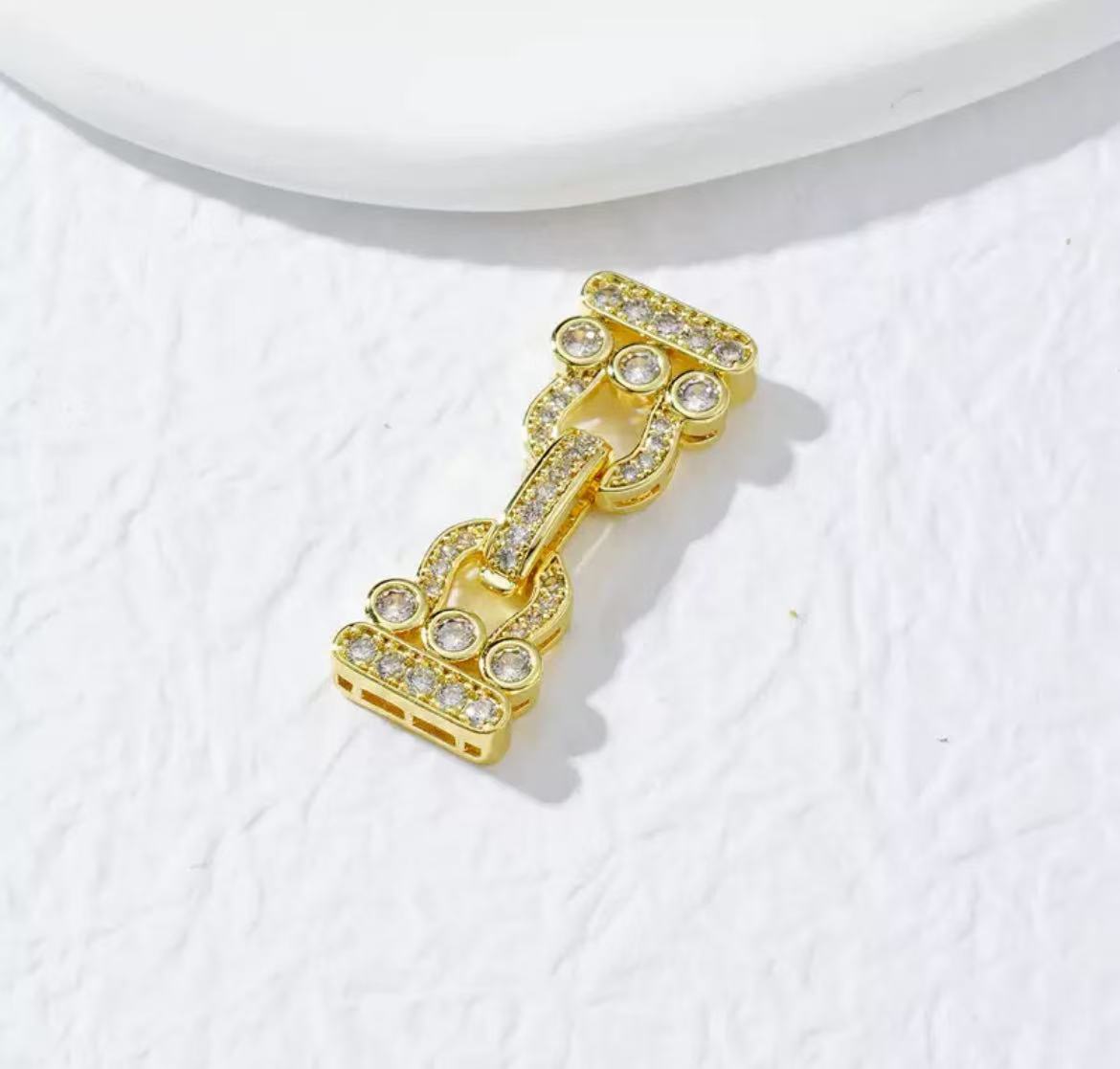 GA 18K gold-plated white gold finish, silver chain, and pearl necklace clasp.