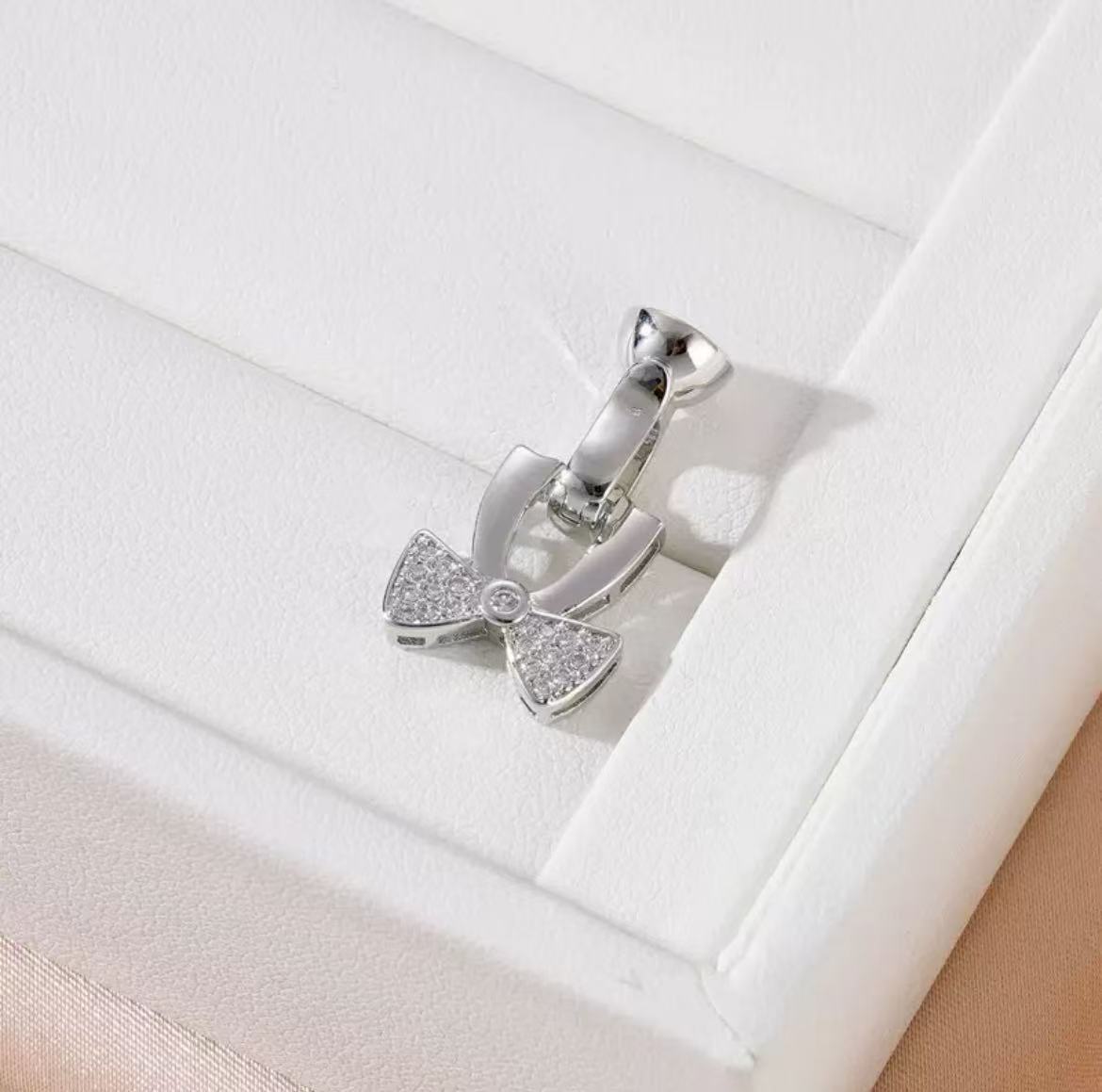 GA 18K gold-plated white gold finish, silver chain, and pearl necklace clasp.