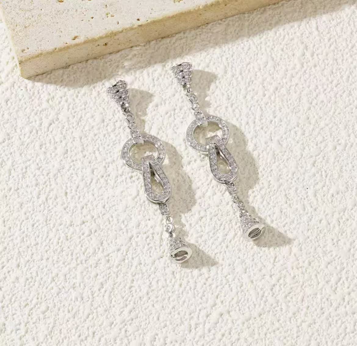 GA 18K gold-plated white gold finish, silver chain, and pearl necklace clasp.