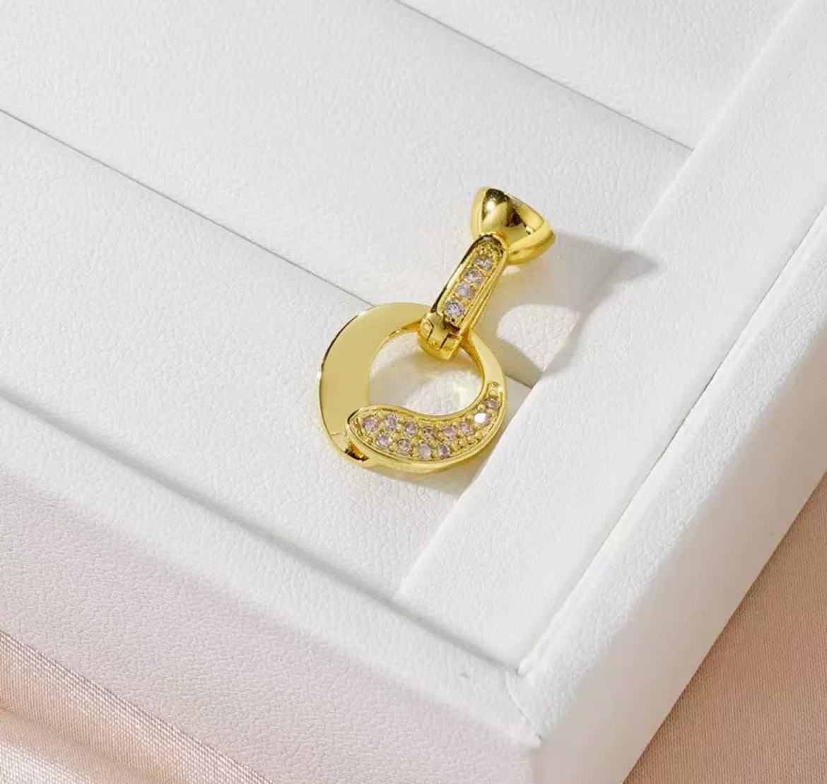GA 18K gold-plated white gold finish, silver chain, and pearl necklace clasp.