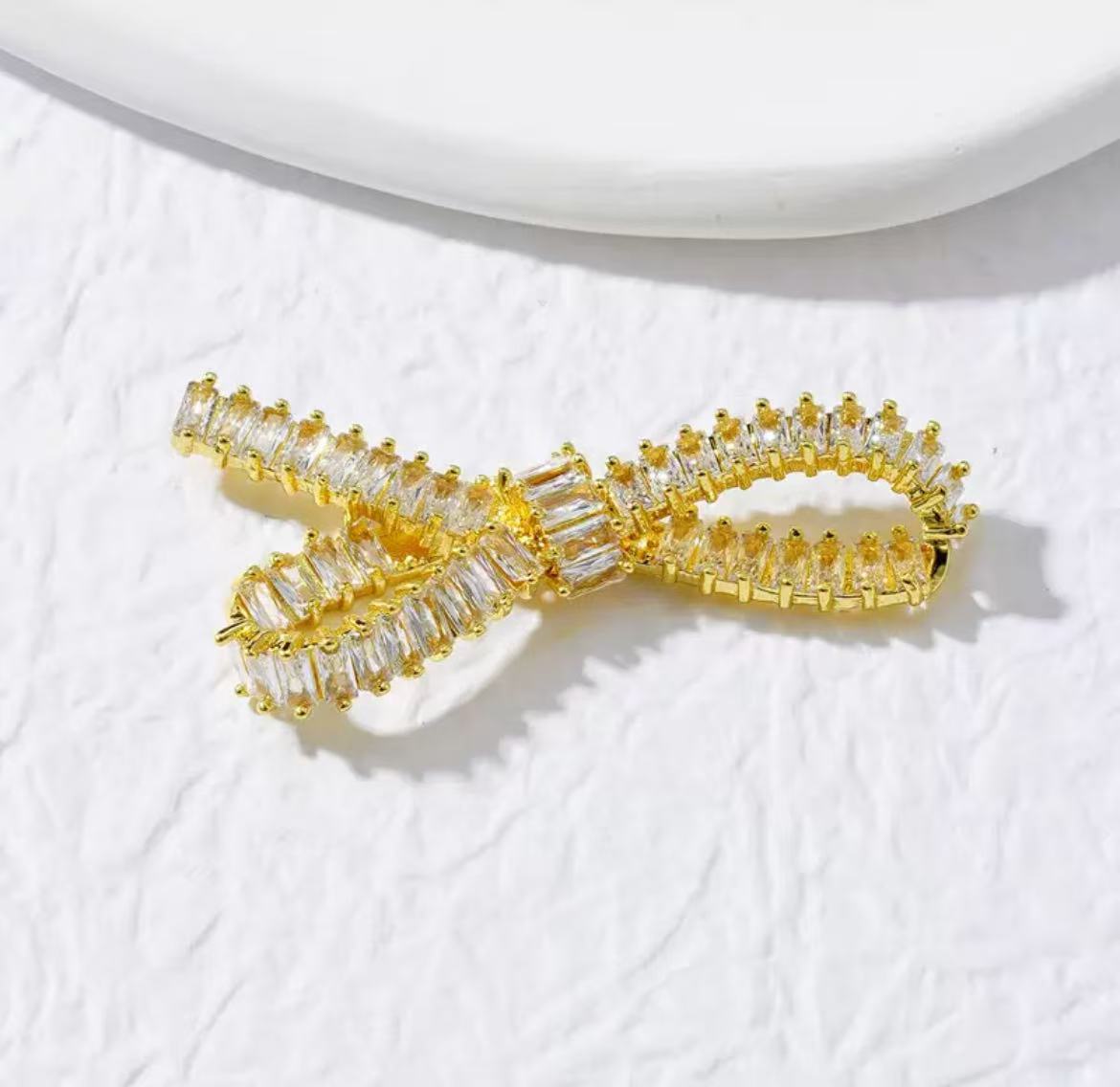 GA 18K gold-plated white gold finish, silver chain, and pearl necklace clasp.
