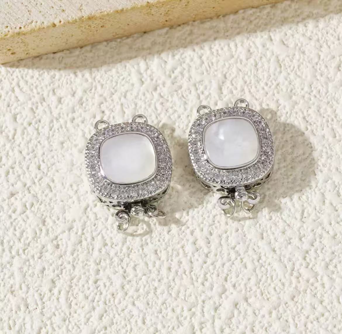 GA 18K gold-plated white gold finish, silver chain, and pearl necklace clasp.
