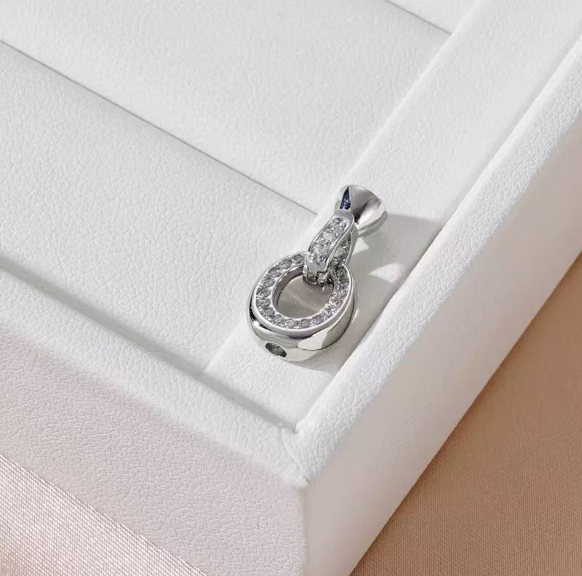 GA 18K gold-plated white gold finish, silver chain, and pearl necklace clasp.