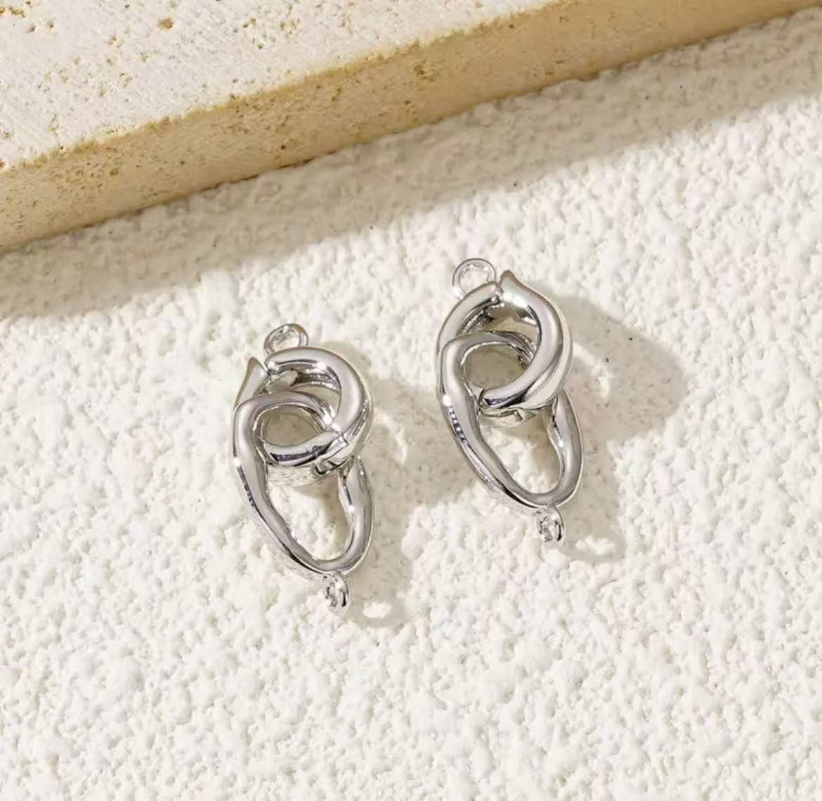 GA 18K gold-plated white gold finish, silver chain, and pearl necklace clasp.